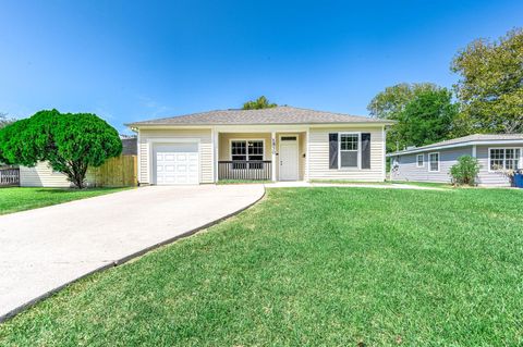 Photo of 1530 1st Avenue N, Texas City, TX 77590 (MLS # 38757643)