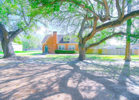 Tiny photo for 2801 Avenue I, Bay City, TX 77414 (MLS # 19049627)