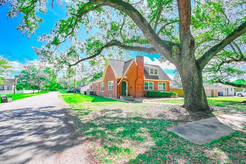 Tiny photo for 2801 Avenue I, Bay City, TX 77414 (MLS # 19049627)