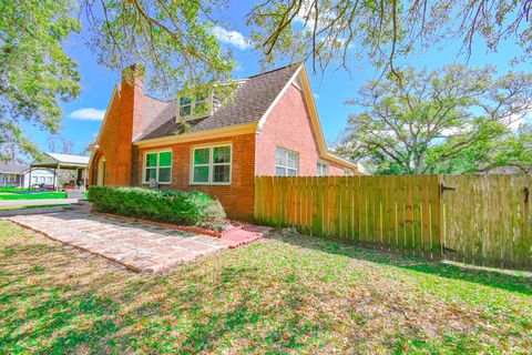 Tiny photo for 2801 Avenue I, Bay City, TX 77414 (MLS # 19049627)