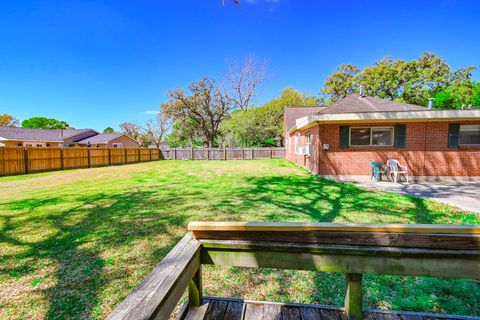 Tiny photo for 2801 Avenue I, Bay City, TX 77414 (MLS # 19049627)
