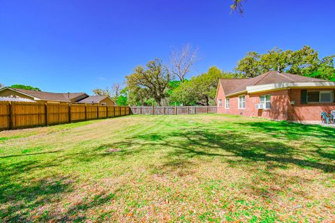 Tiny photo for 2801 Avenue I, Bay City, TX 77414 (MLS # 19049627)