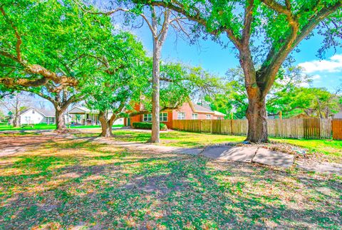 Tiny photo for 2801 Avenue I, Bay City, TX 77414 (MLS # 19049627)