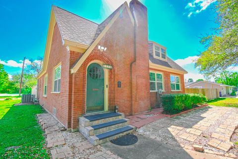 Tiny photo for 2801 Avenue I, Bay City, TX 77414 (MLS # 19049627)