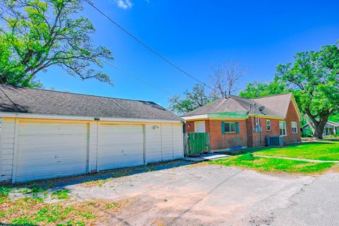 Tiny photo for 2801 Avenue I, Bay City, TX 77414 (MLS # 19049627)