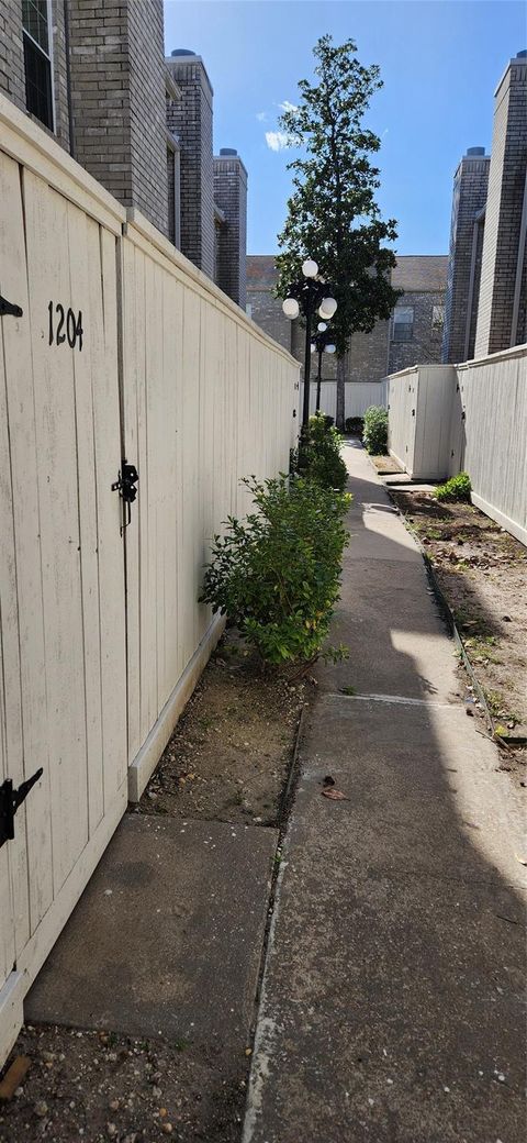 Photo of 4001 Tanglewilde Street #1204, Houston, TX 77063 (MLS # 63136692)