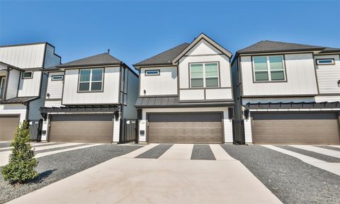 Photo of 121 E 43rd Street, Houston, TX 77018 (MLS # 55907411)