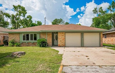 Photo of 10659 Hazelhurst Drive, Houston, TX 77043 (MLS # 18879577)