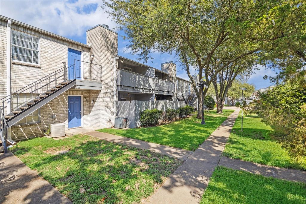 Photo of 9700 Leawood Boulevard #1214, Houston, TX 77099 (MLS # 89294195)