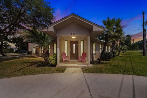 Photo of 303 Shawnee Drive, Conroe, TX 77316 (MLS # 80271798)