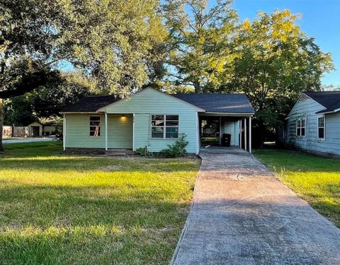 Photo of 4834 Angleton Street, Houston, TX 77033 (MLS # 20868335)