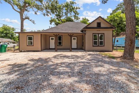 Photo of 436 E Peach Street #B, Angleton, TX 77515 (MLS # 62532847)