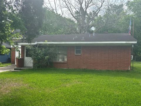 Homes For Sale - 7736 Bretshire Drive<br/> Houston, TX 77016