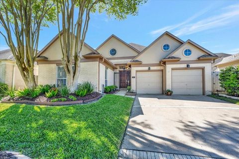 Homes For Sale - 104 Las Brisas Street<br/> Kemah, TX 77565