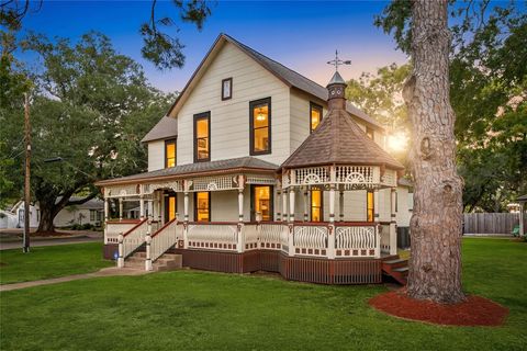 Photo of 816 W Adoue Street, Alvin, TX 77511 (MLS # 75708786)