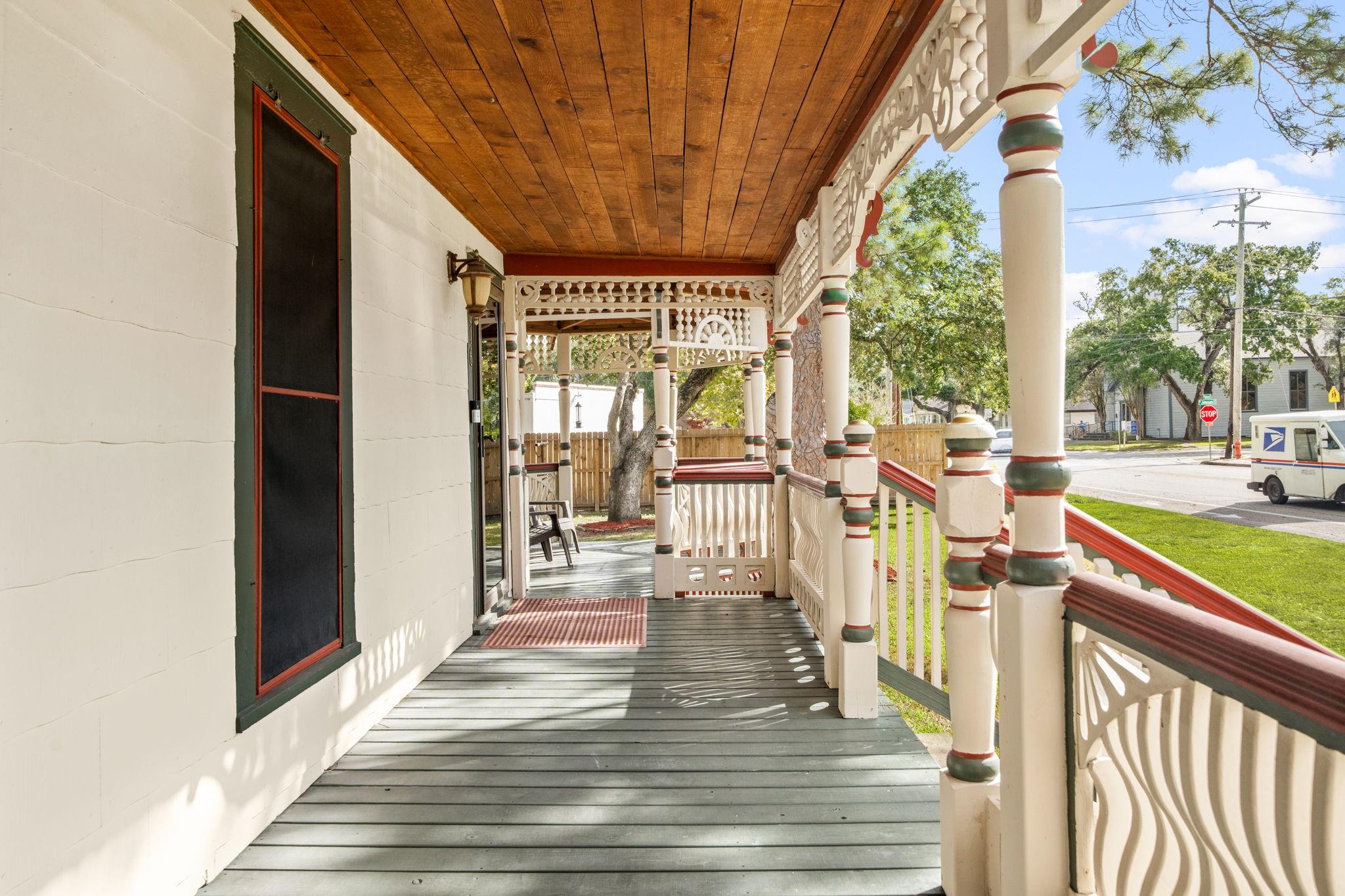 816 W Adoue Street