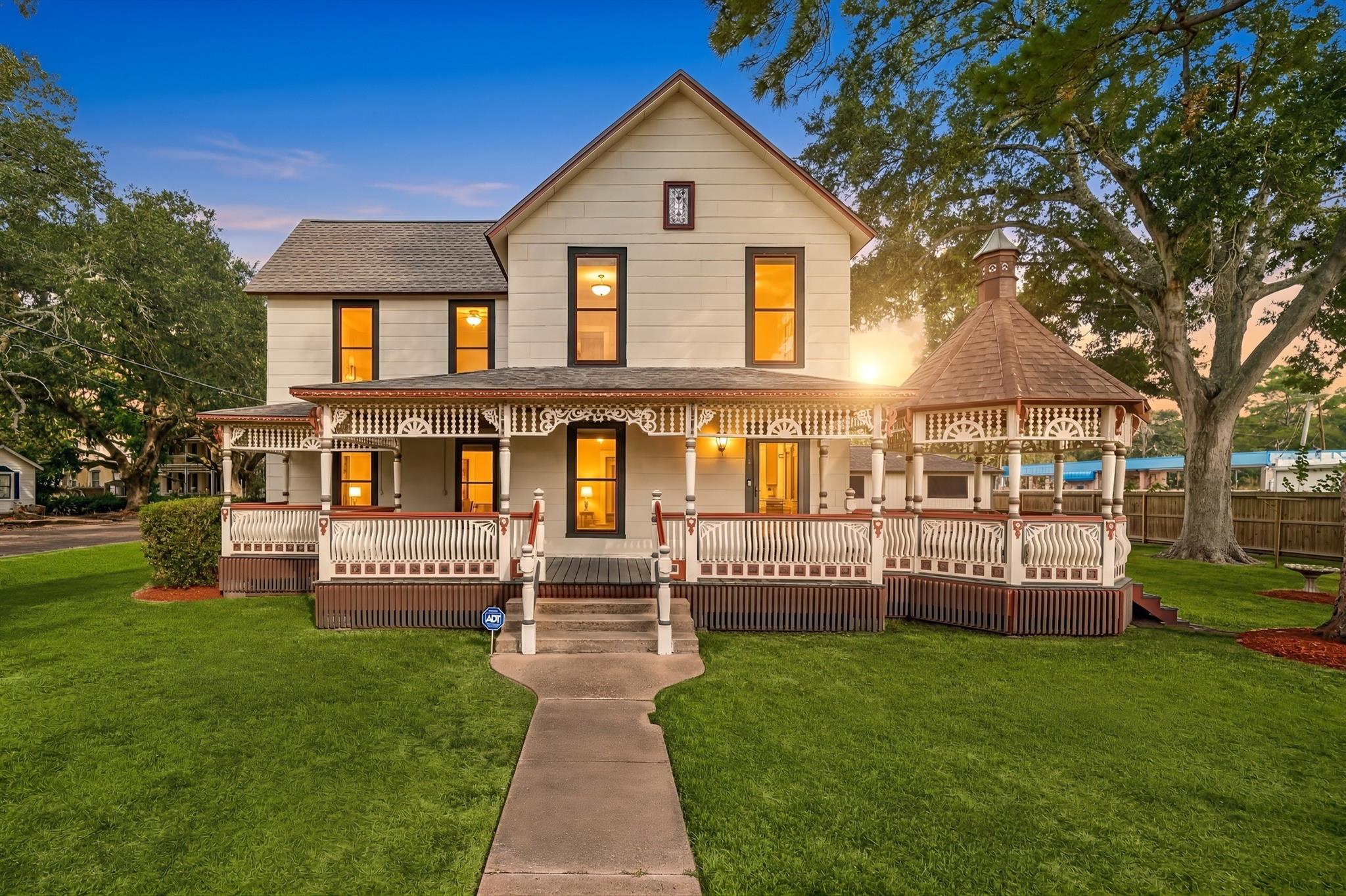 816 W Adoue Street
