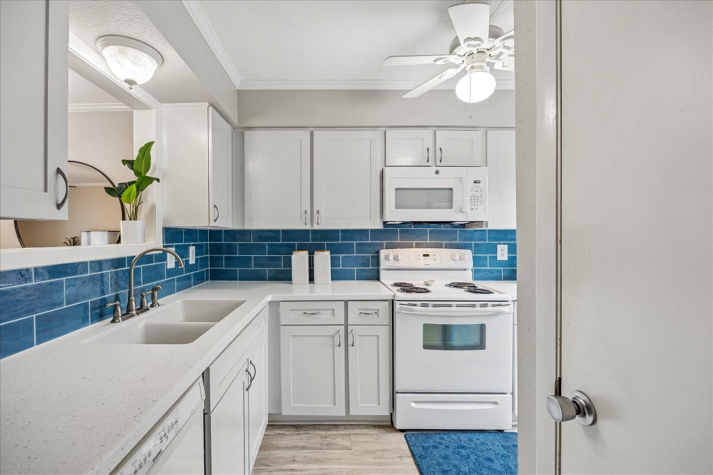 Photo of 5050 Glenmont Drive #F5, Houston, TX 77081 (MLS # 94570019)