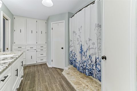 Tiny photo for 105 Poinciana Street Street, Lake Jackson, TX 77566 (MLS # 49515180)