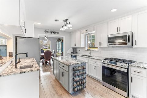 Tiny photo for 105 Poinciana Street Street, Lake Jackson, TX 77566 (MLS # 49515180)