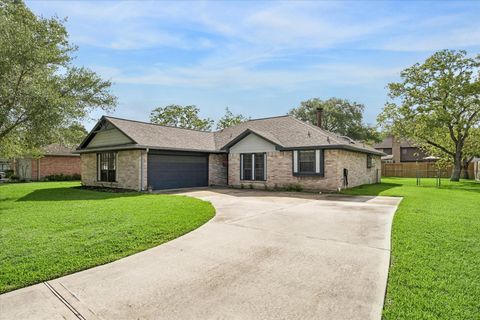 Photo of 1104 Tipperary Avenue, Friendswood, TX 77546 (MLS # 77886743)