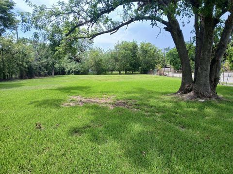 Photo of 5916 Engleford Street, Houston, TX 77026 (MLS # 15014637)