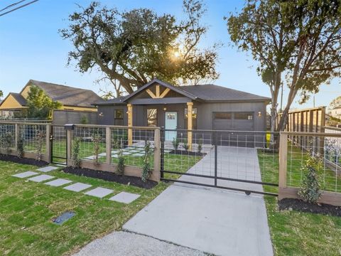 Photo of 5619 Chapman Street, Houston, TX 77009 (MLS # 73418329)