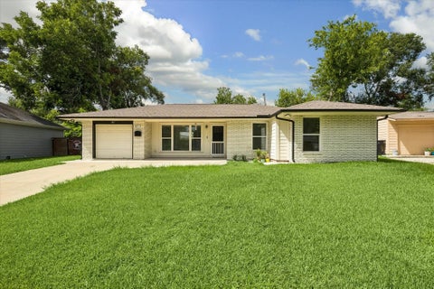 Photo of 611 Marleen Street, Houston, TX 77034 (MLS # 86085708)