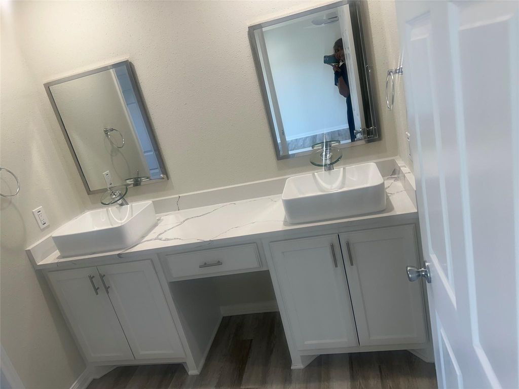 Photo of 2668 Bering Drive #2668, Houston, TX 77057 (MLS # 20886919)