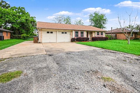 Photo of 4509 37th Street, Dickinson, TX 77539 (MLS # 81949686)