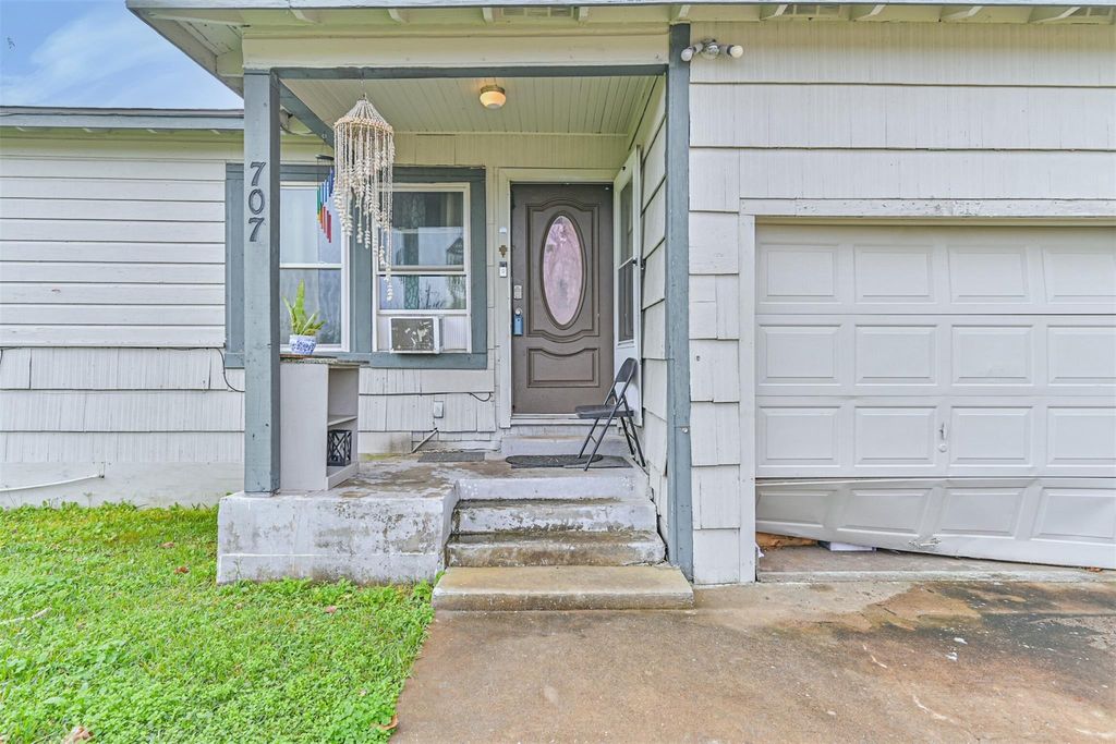 Photo of 707 W 5th Street, Freeport, TX 77541 (MLS # 96517980)