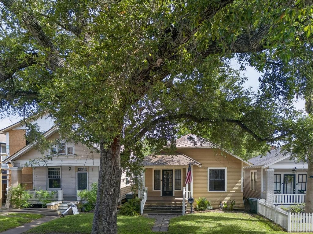 Photo of 3617 Avenue O 1/2, Galveston, TX 77550 (MLS # 32022853)