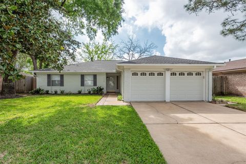 Photo of 730 Seamaster Drive, Houston, TX 77062 (MLS # 34073331)