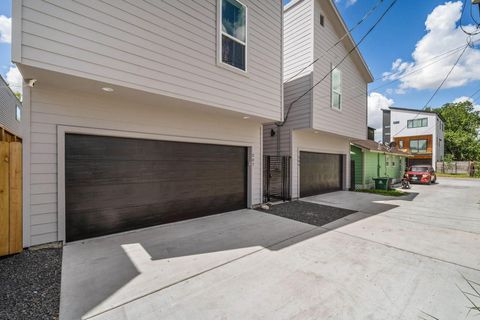 Photo of 207 E 38th Street E #B, Houston, TX 77018 (MLS # 52153124)