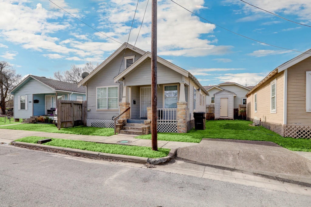 Photo of 2804 Netleton St St, Houston, TX 77004 (MLS # 25037045)