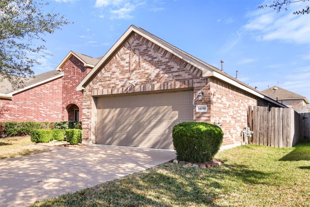 Photo of 14039 Embrystone Lane, Houston, TX 77047 (MLS # 93610369)