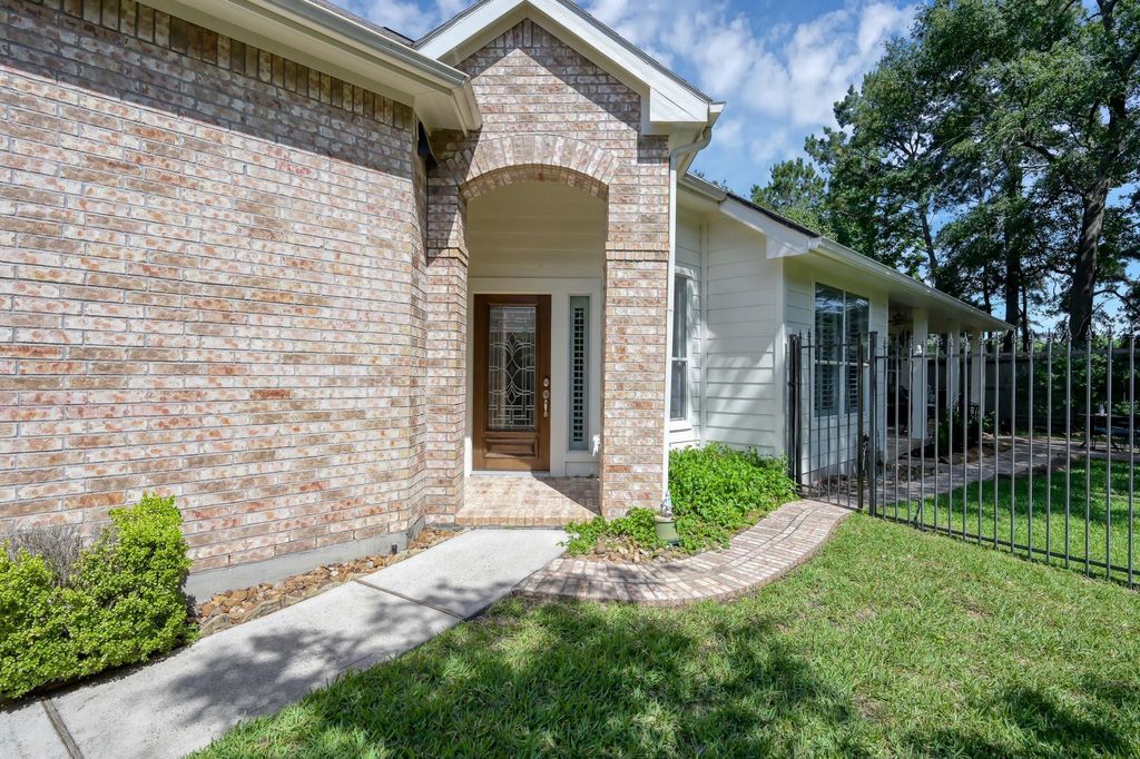 Photo of 2 Gleneden Court, Conroe, TX 77384 (MLS # 36108807)