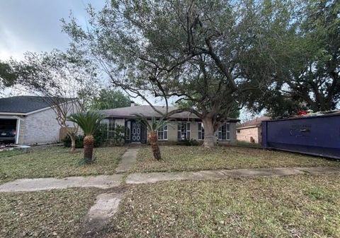 Photo of 829 Willow Creek Drive, La Porte, TX 77571 (MLS # 38181158)