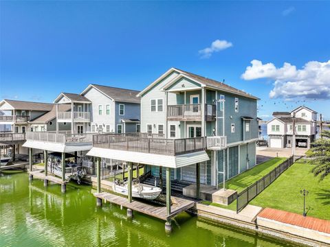Photo of 425 Jeanie Lynn Circle, Tiki Island, TX 77554 (MLS # 29700403)