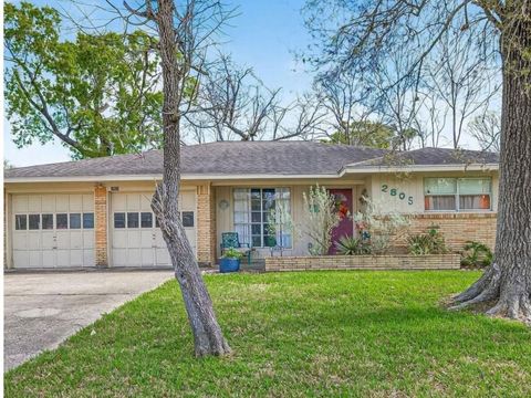 Photo of 2805 Woodlawn Street, Dickinson, TX 77539 (MLS # 56758751)