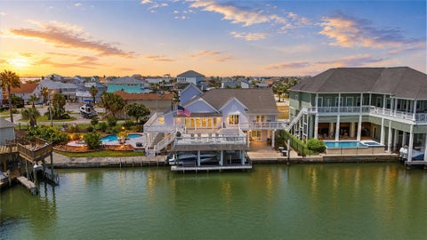 Photo of 208 Coconut Street, Tiki Island, TX 77554 (MLS # 12707624)
