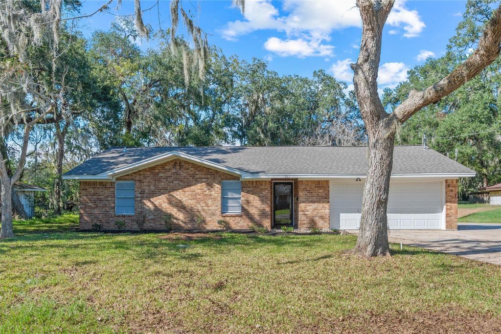 Photo of 907 Avenue B, Sweeny, TX 77480 (MLS # 42507131)