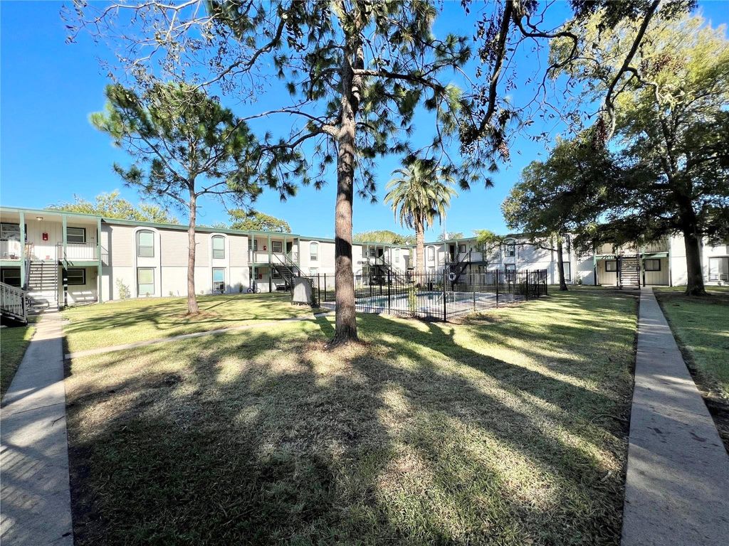 Photo of 130 Oyster Creek Drive #22, Lake Jackson, TX 77566 (MLS # 23428664)