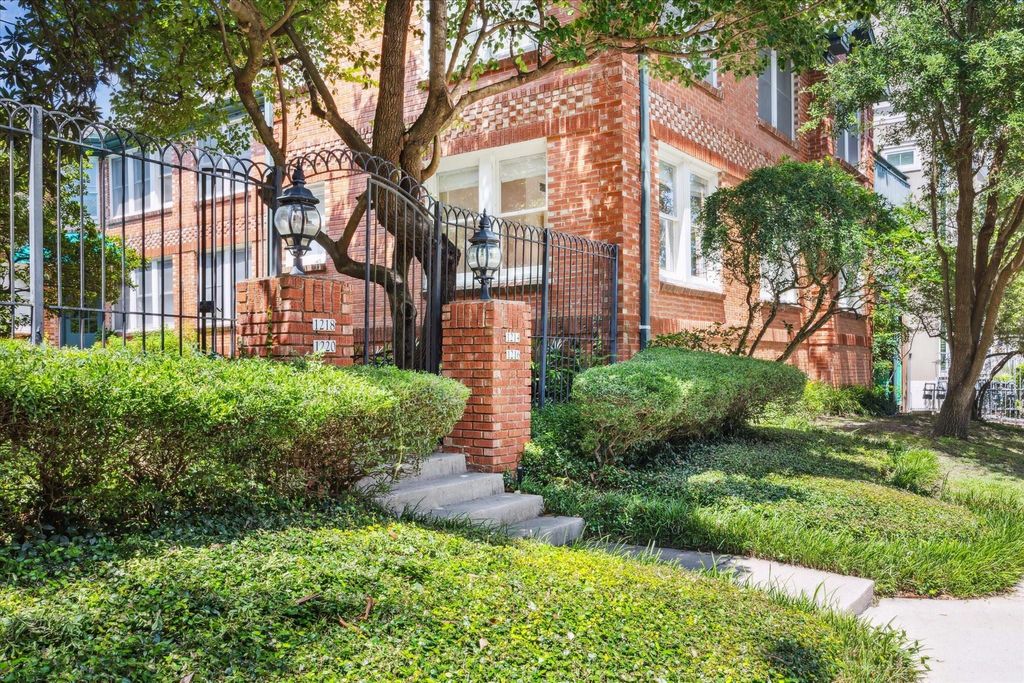 Photo of 1218 Bartlett Street #6, Houston, TX 77006 (MLS # 89838174)