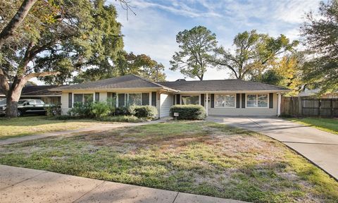 4809 Saxon Street Bellaire TX 77401