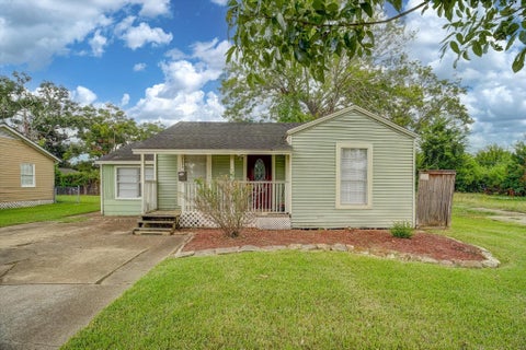 Photo of 126 Huisache Street, Lake Jackson, TX 77566 (MLS # 28399233)
