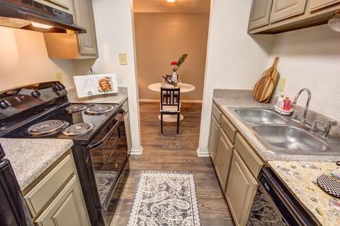 Photo of 480 W Parker Road #100, Houston, TX 77091 (MLS # 17383470)