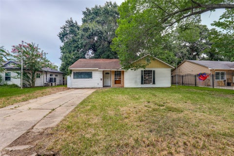 Photo of 15709 Bow Lane, Houston, TX 77053 (MLS # 64456222)