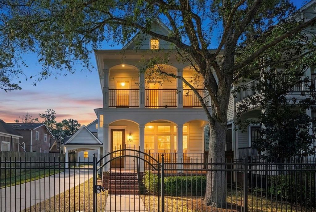 Photo of 805 Columbia Street, Houston, TX 77007 (MLS # 23986451)