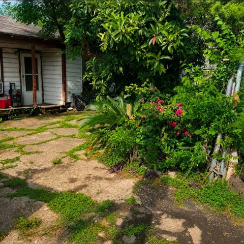 Photo of 907 E 37th Street E, Houston, TX 77022 (MLS # 50978260)